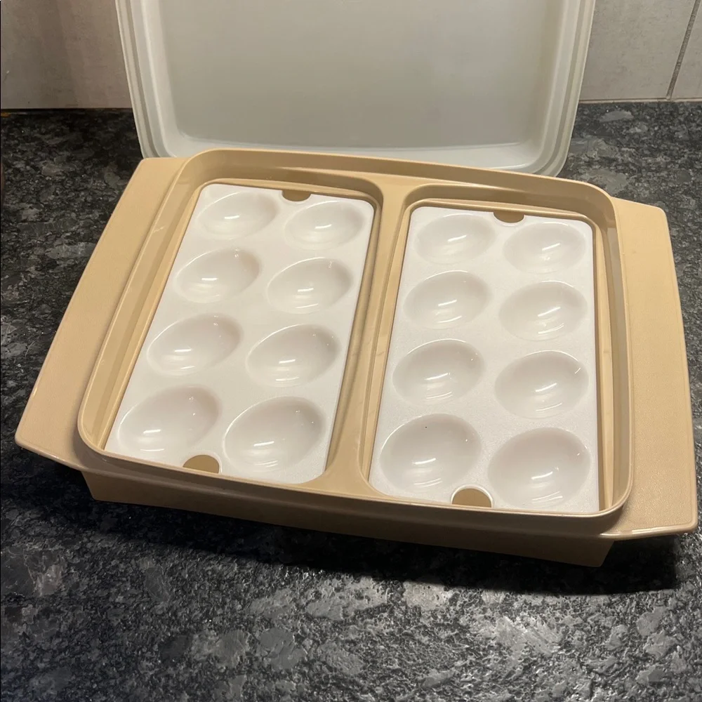 Seems to be brand new Vintage Deviled egg keeper by Tupperware Holds 16 halves